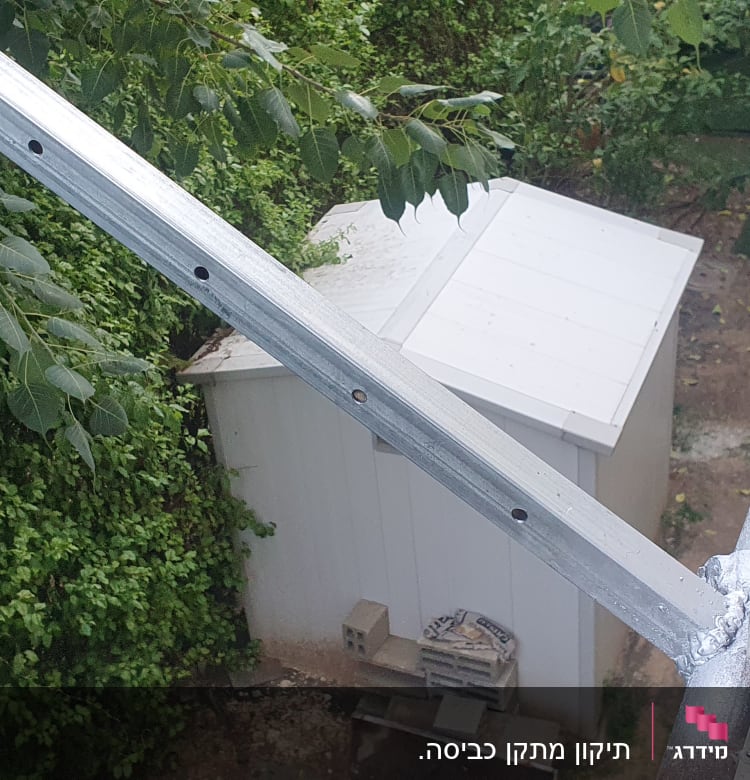 מסגרת מתכת מחוברת למבנה עם ברגים